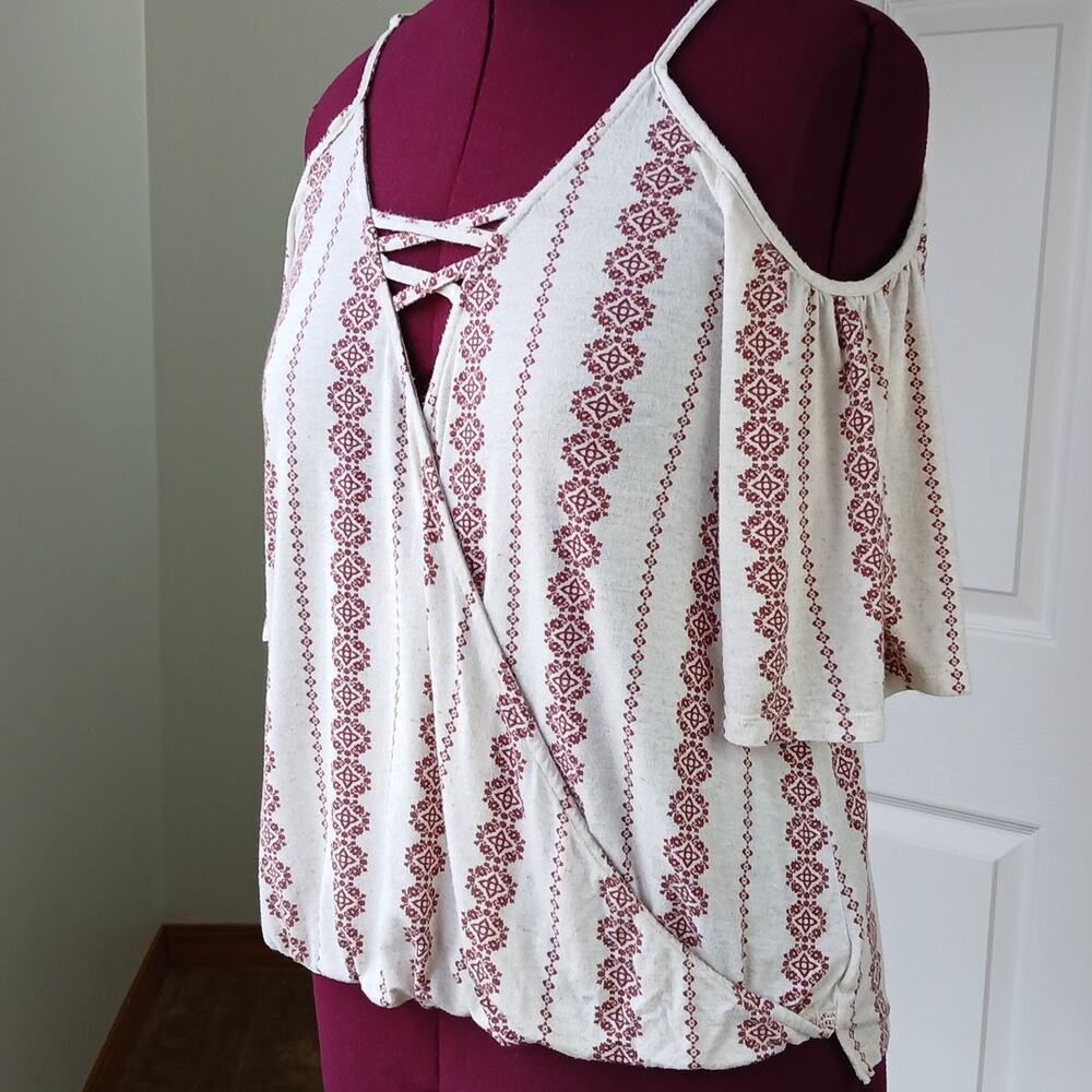 hem & thread cold shoulder strappy surplice tank top L tan red adjustable straps